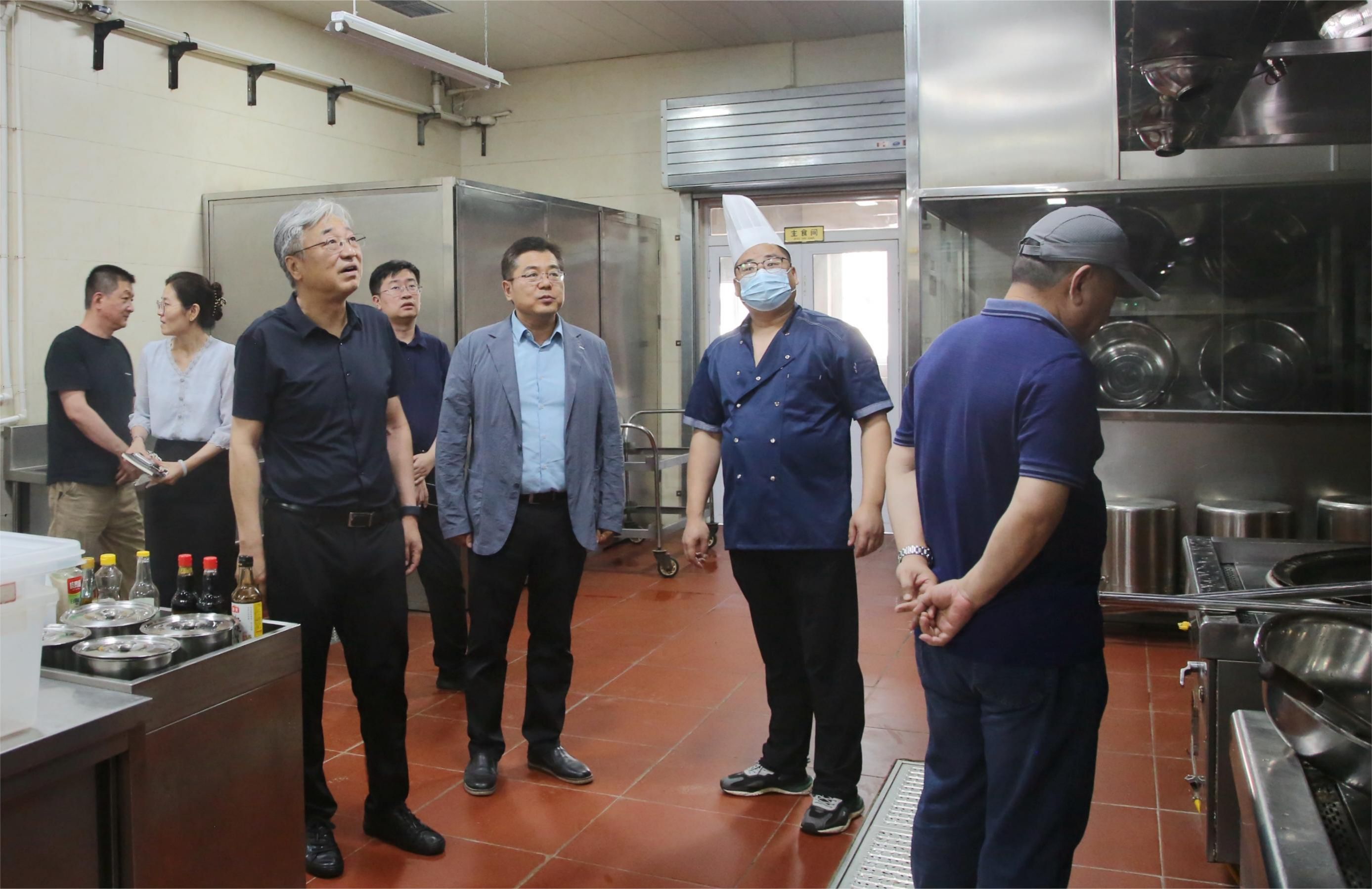 北京一轻控股有限责任公司党委副书记、 总经理胡雄光一行到学院...